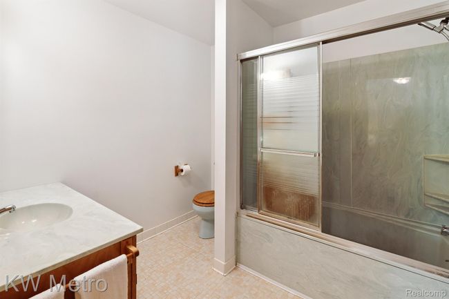 Primary Bathroom | Image 17