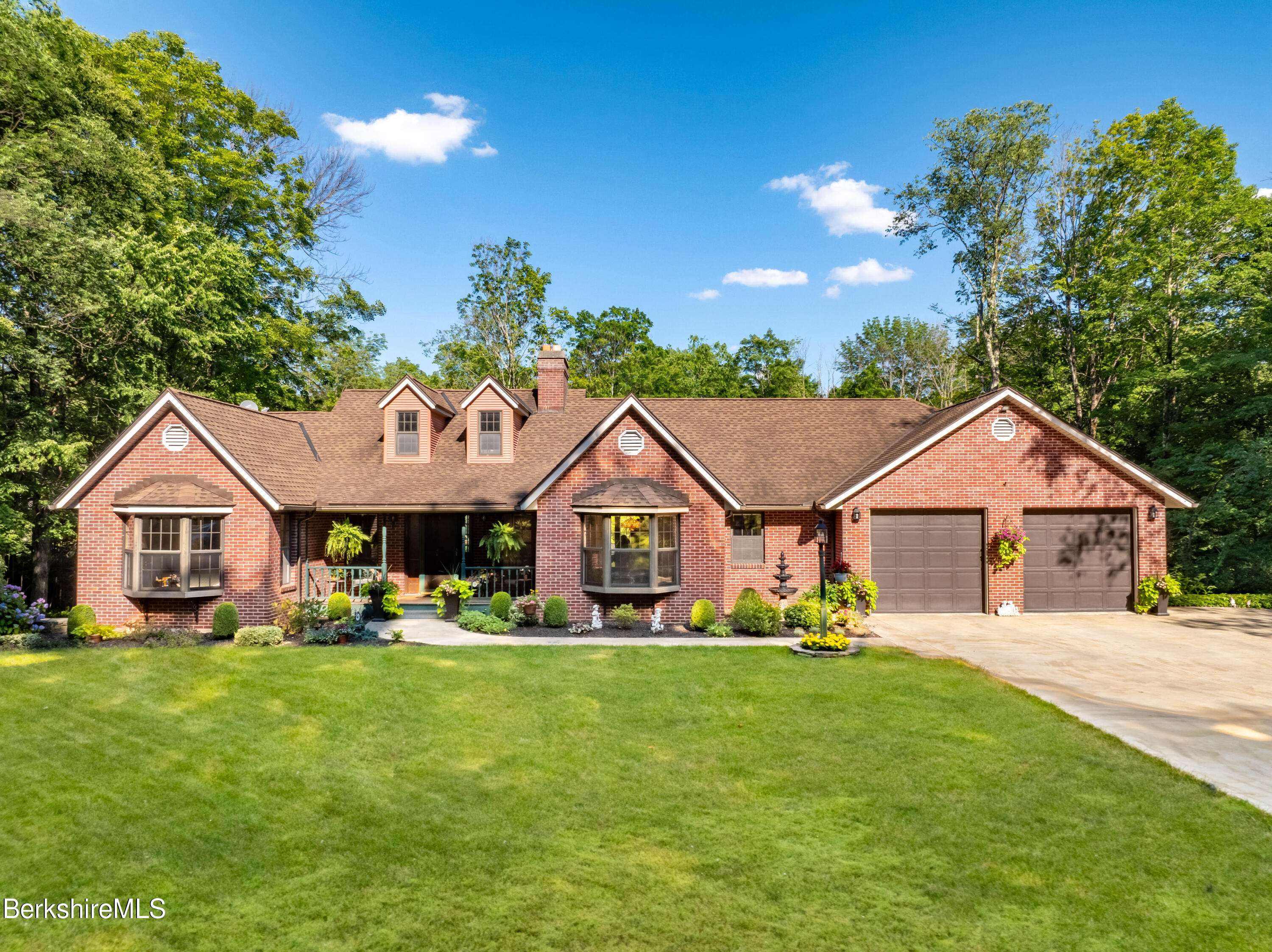 Victoria Ln, Lanesborough, MA 01237