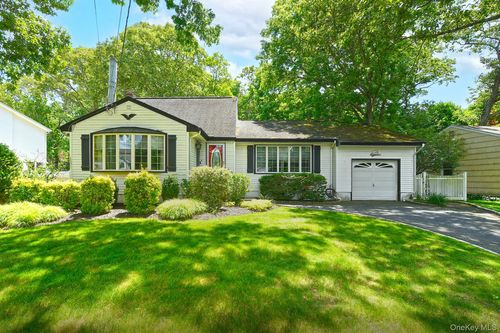18 Homeland Dr, Huntington, NY, 11743-6029 | Card Image