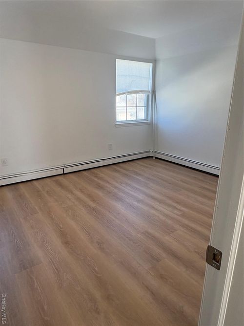 17 W 20th Road, New York, NY, 11693 | Card Image