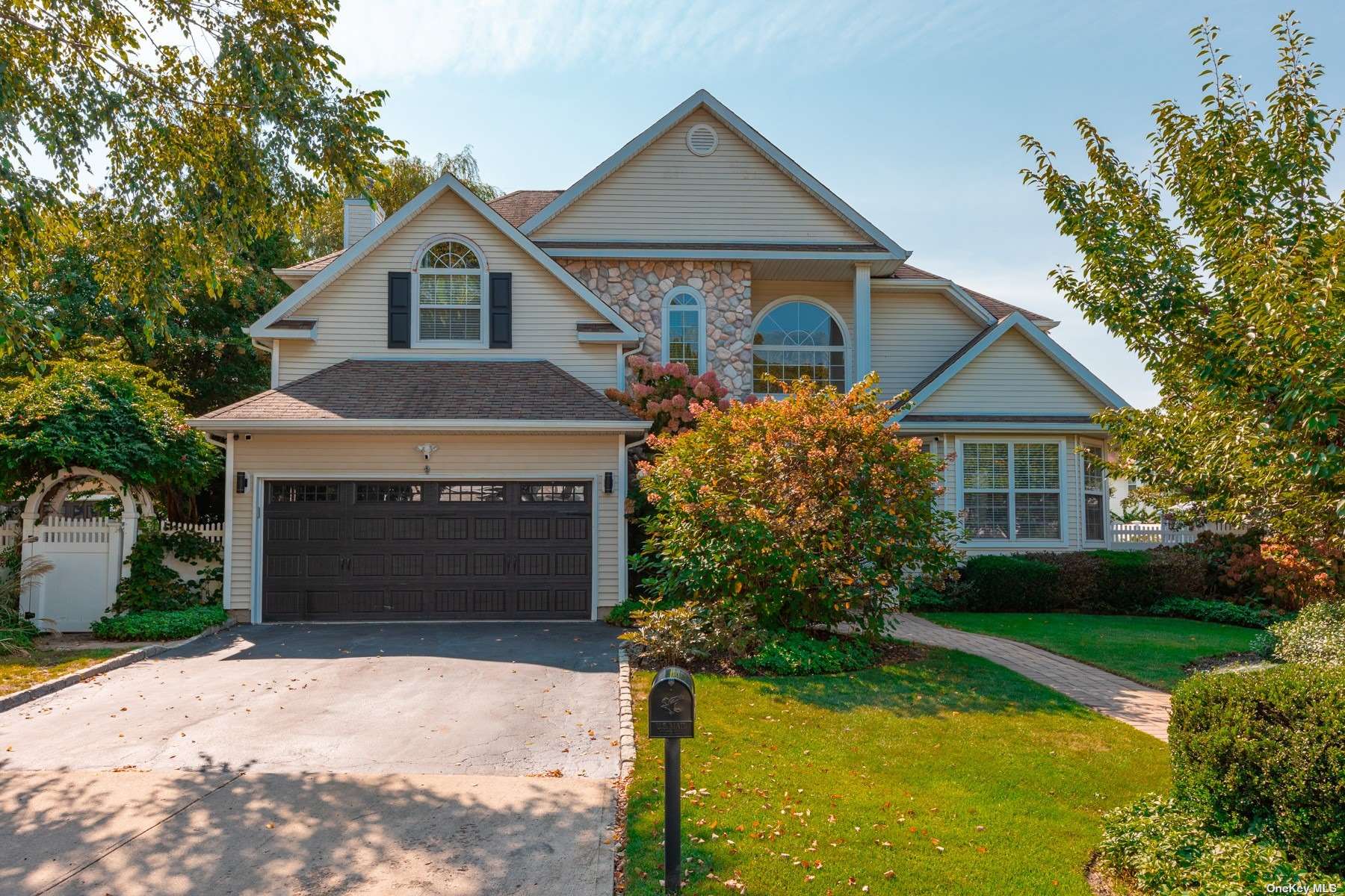 Holly Hill Ct, Holtsville, NY 11742