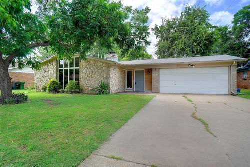 108 Sunnyvale Ter, Hurst, TX, 76053-4033 | Card Image