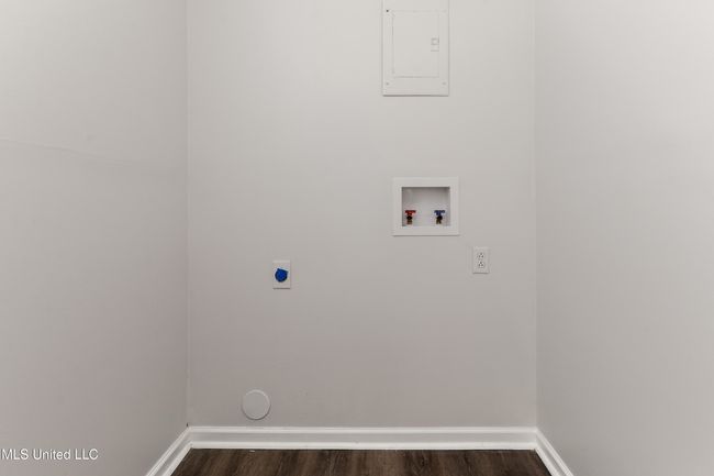 414 Demontluzin laundry room | Image 10
