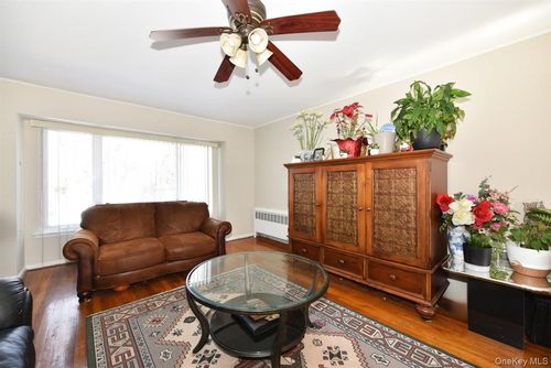 39 Greentree Rd, Mineola, NY, 11501-2116 | Card Image