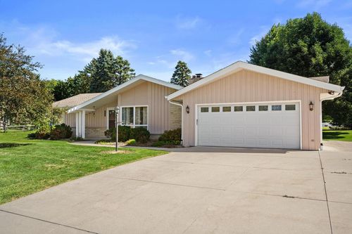 1940 S Park Wood Lane, New Berlin, WI, 53151 | Card Image