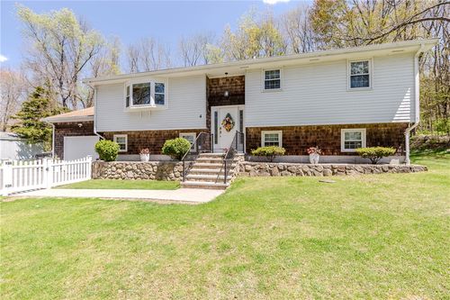 4 Clark Rd, Smithfield, RI, 02917-2306 | Card Image