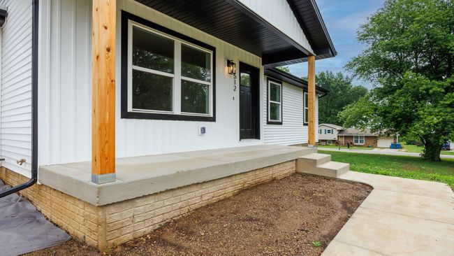 512 E Walnut St, House other with 2 bedrooms, 3 bathrooms and 2 parking in Hudson IL | Image 4