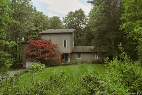 360 Mills Cross Rd, Staatsburg, NY, 12580-5411 | Card Image