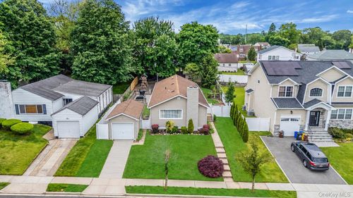 5 Willets Dr, Syosset, NY, 11791-3913 | Card Image