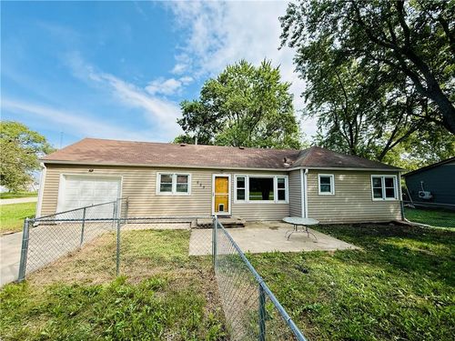 825 Jarboe St, Burlington, KS, 66839-1113 | Card Image