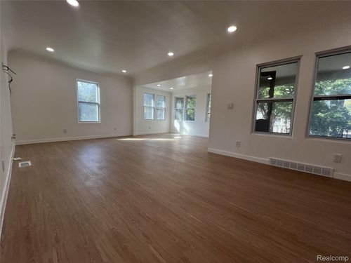 600 E Oakridge St, Ferndale, MI, 48220-3704 | Card Image