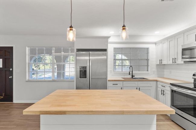 Center Island w/ Breakfast Bar & Pendant Lighting | Image 20