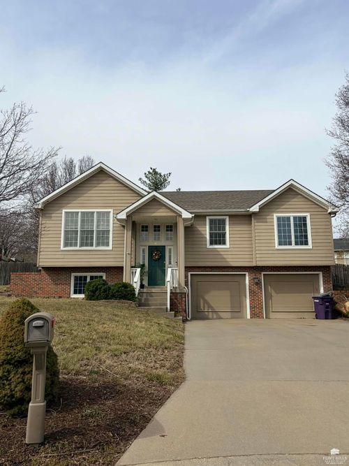 3024 Irene Cir, Manhattan, KS, 66502-2094 | Card Image