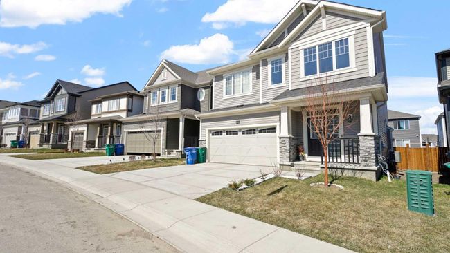 612 Windrow Manor Sw, Home with 4 bedrooms, 2 bathrooms and 4 parking in Airdrie AB | Image 2