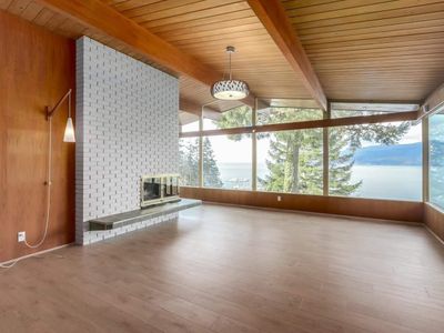 5122 Marine Dr, House other with 5 bedrooms, 2 bathrooms and null parking in West Vancouver BC | Image 2