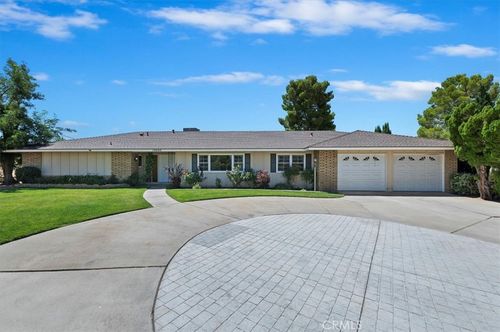 19545 Shoshonee Rd, Apple Valley, CA, 92307-5453 | Card Image