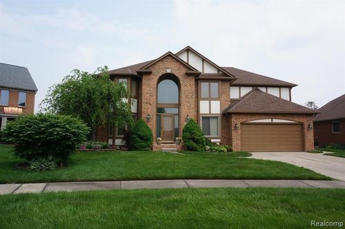 49954 Willowood Dr, Macomb, MI, 48044-1656 | Card Image