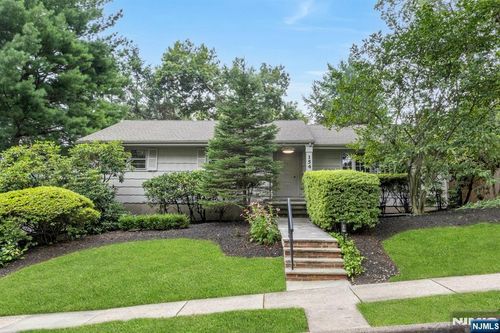 154 Summit Ave, Waldwick, NJ, 07463-2135 | Card Image