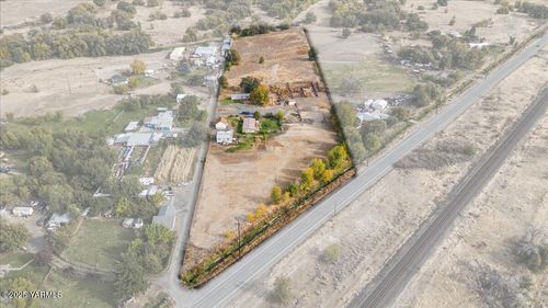 100 Gordon Ln, Wapato, WA, 98951-1540 | Card Image