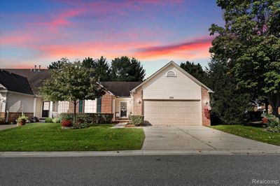 202 Woodfield Square Lane, Condo with 2 bedrooms, 2 bathrooms and null parking in Brighton MI | Image 1