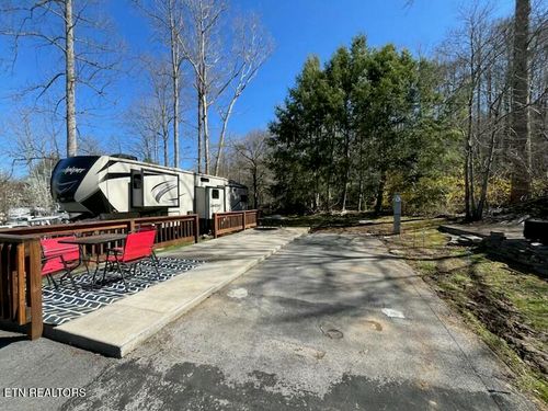 4229 E Parkway, Gatlinburg, TN, 37738-6427 | Card Image