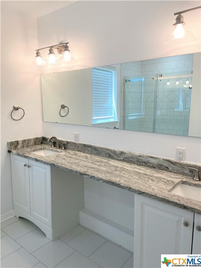 1006 E Fannin St, Home with 3 bedrooms, 3 bathrooms and null parking in Luling TX | Image 5
