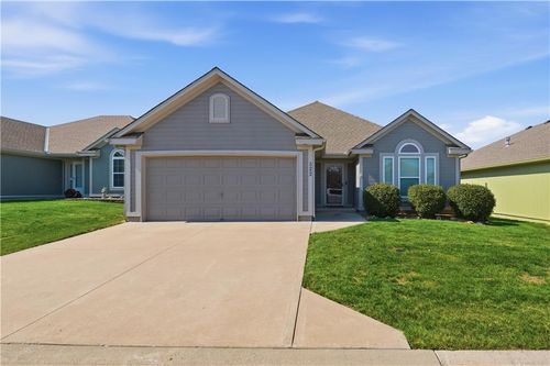 522 Neptune Dr, Raymore, MO, 64083-9661 | Card Image