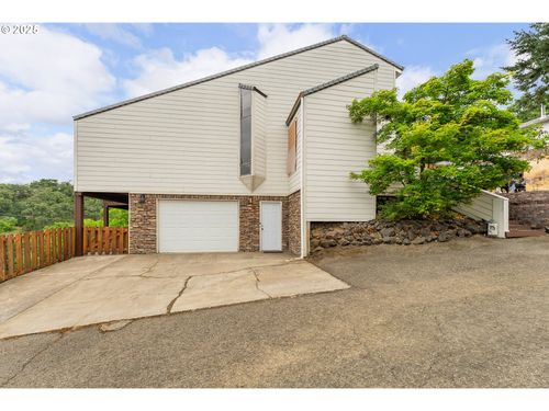 916 Ne Malheur Ave, Roseburg, OR, 97470-2153 | Card Image