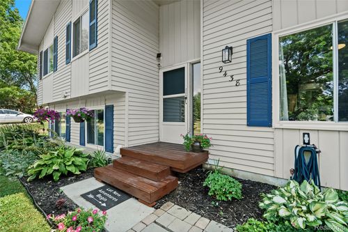 9438 Waite Dr, Fenton, MI, 48430-8407 | Card Image
