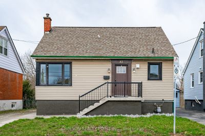 42 E 11 Th St, House other with 3 bedrooms, 2 bathrooms and 2 parking in Hamilton ON | Image 2