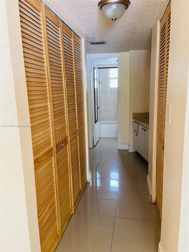 APT-210 - 4205 N University Dr, Condo with 1 bedrooms, 2 bathrooms and null parking in Sunrise FL | Image 6