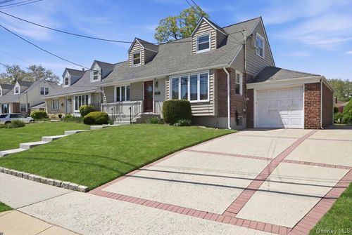 58 Lyon St, Valley Stream, NY, 11580-3518 | Card Image