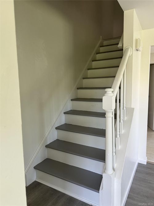 7 Maiden Ln, Ellenville, NY, 12428-1546 | Card Image