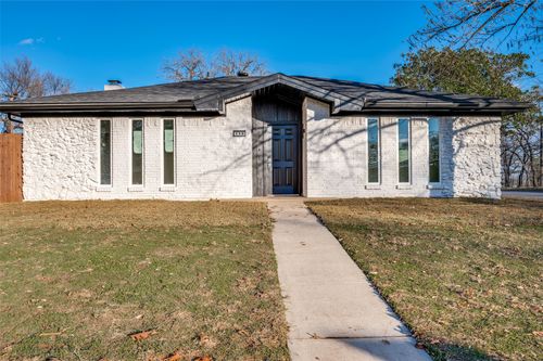 116 Cooper Dr, Hurst, TX, 76053-6127 | Card Image