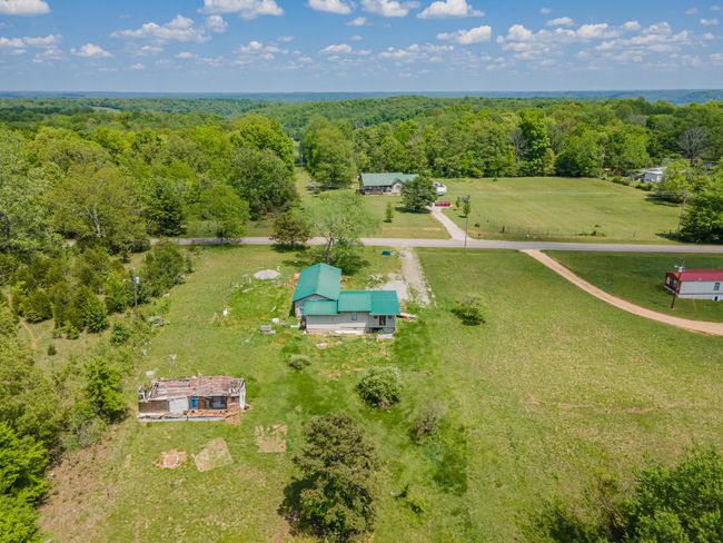 2724 She Boss Rd, House other with 2 bedrooms, 2 bathrooms and 4 parking in Duck River TN | Image 31