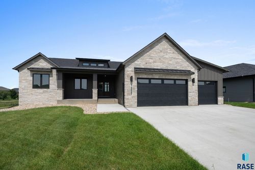 7300 E Misty Knoll Cir, Sioux Falls, SD, 57110-3314 | Card Image