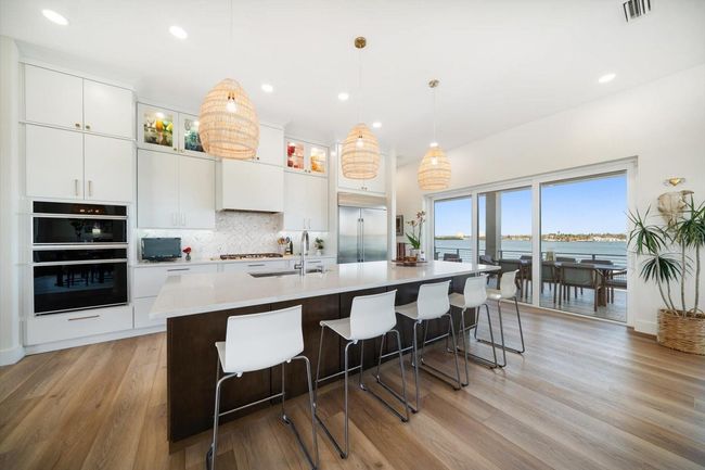 Island seating for 5. | Image 11