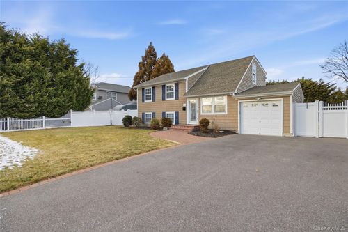 147 Ruth St, West Islip, NY, 11795-2021 | Card Image