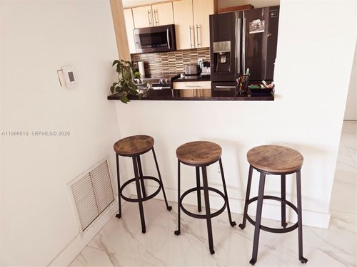 apt-702-1650 Coral Way, Miami, FL, 33145-2880 | Card Image