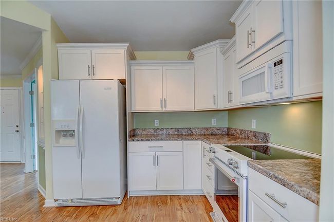 Kitchen with white appliance package | Image 11