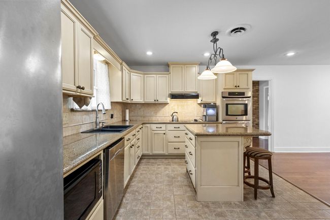 2040 Chevy Chase Ln, House other with 4 bedrooms, 2 bathrooms and 2 parking in Beaumont TX | Image 5