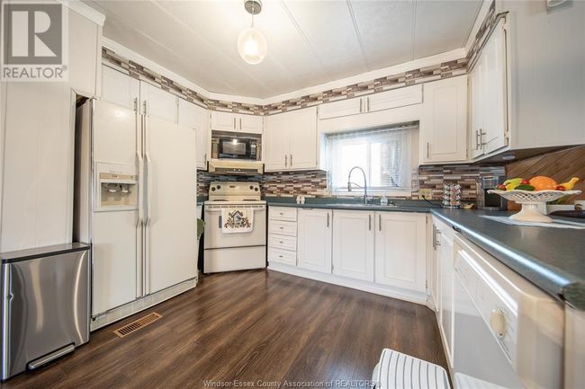5 Elm Crt, Home with 2 bedrooms, 1 bathrooms and null parking in Mcgregor ON | Image 16