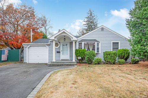 254 W 1st St, West Islip, NY, 11795-2435 | Card Image