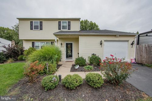 1375 Angela Dr, PHOENIXVILLE, PA, 19460-2218 | Card Image