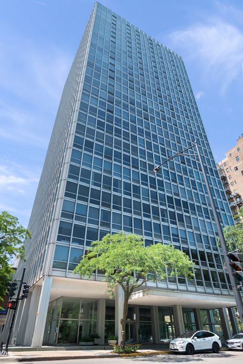 2704-2400 N Lakeview Avenue, Chicago, IL, 60614 | Card Image