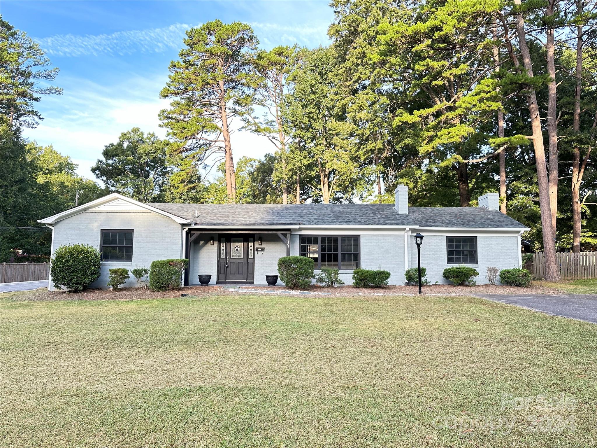 7th St, Hickory, NC 28601