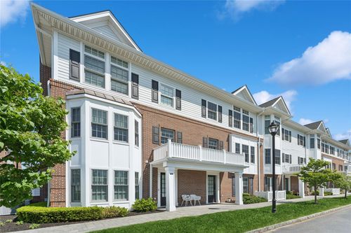 302 Grist Mill Cir, Roslyn, NY, 11576-1638 | Card Image