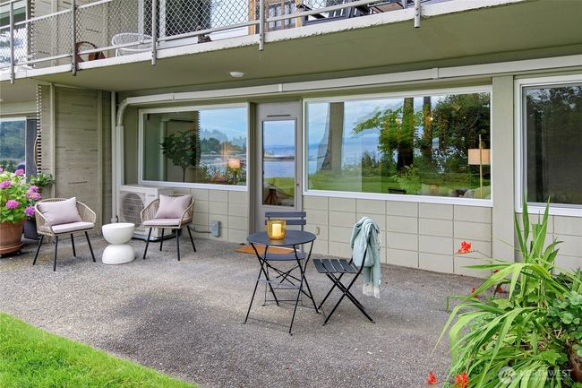 Spacious patio | Image 9