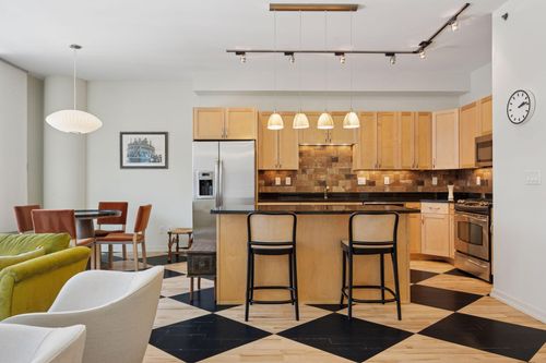 unit-633-215 10th Ave S, Minneapolis, MN, 55415-2100 | Card Image