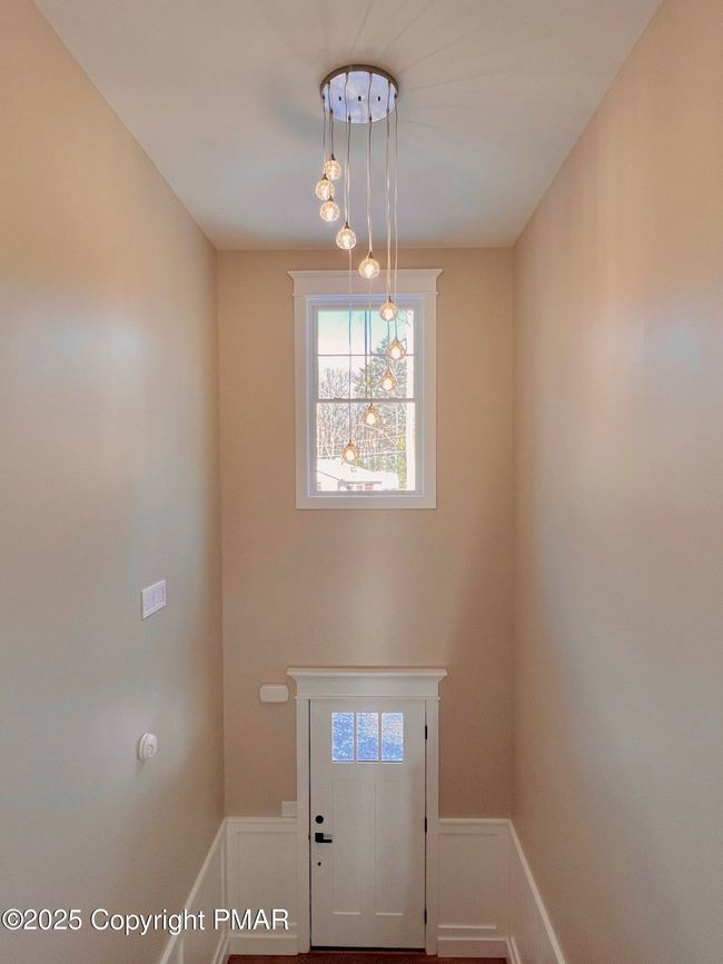 Foyer w/ Chandelier | Image 20